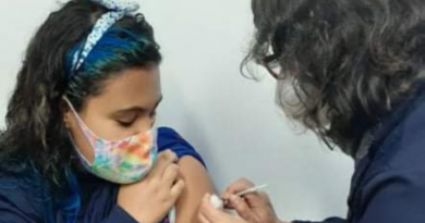 Enfermeira vacina a neta contra a covid-19 em Rio Grande Enfermeira vacina a neta contra a covid-19 em Rio Grande